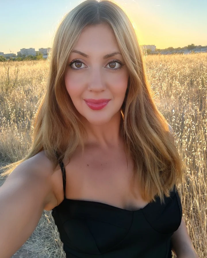 Nerea al aire libre, en un campo iluminado por la luz del atardecer